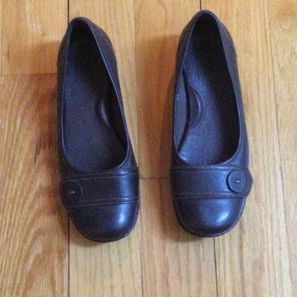 Born, size 7 ladies, brown shoes